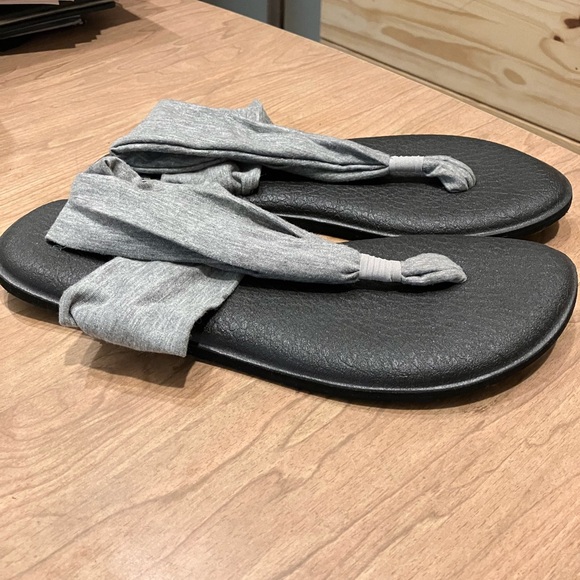 Sanuk fabric sandals! - Picture 5 of 8